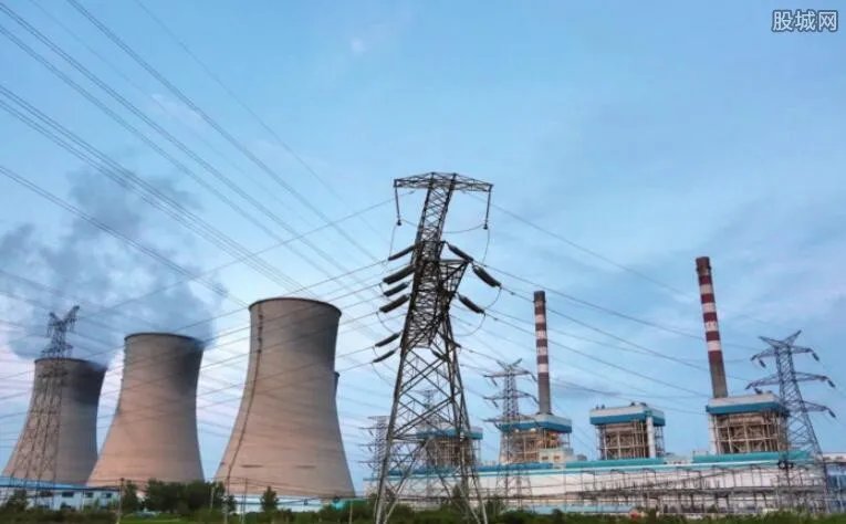 小伙坠楼挂在电线上 真的是不但心大命也大