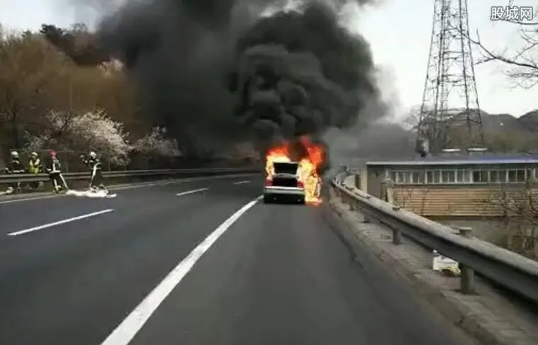帕萨特行驶中自燃 司机经历惊魂一幕自燃原因不明