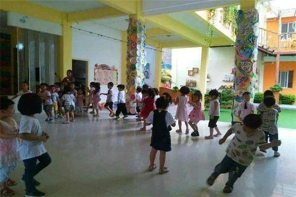 幼儿园吃饭慢要去厕所吃,幼儿园教育问题一直不断,教育规范应从何入手?