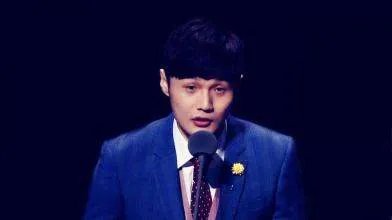 王小利祝李荣浩永葆青春,这是什么梗?