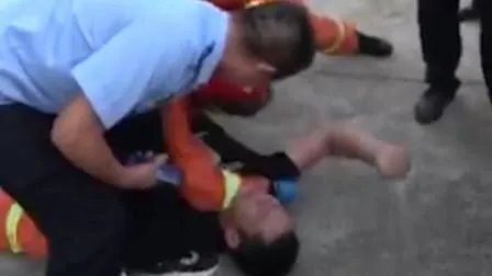 消防员救下跳楼男子后被暴打,消防员被打情况严重吗?