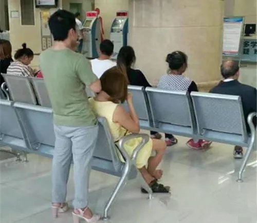 穿妻高跟鞋站医院是在作秀吗 网友直呼:刘恺威赶紧学!