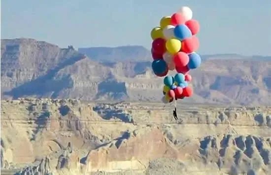 魔术师抓52个气球升至7500米高空 网友：又是外国人少系列