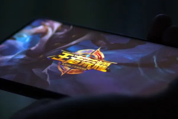 王者荣耀防御塔持续攻击英雄的伤害特点是什么?