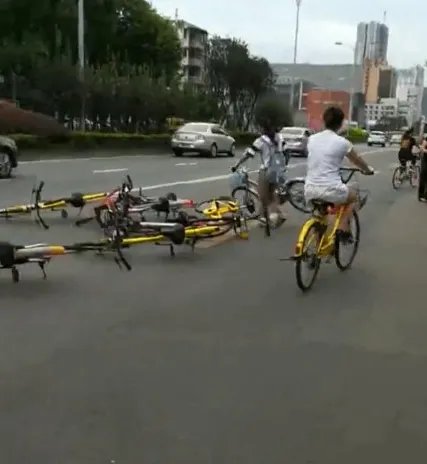 女子将共享单车扔路中间是因为什么？