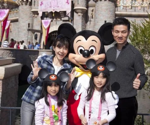 小s的女儿照片   一家人其乐融融