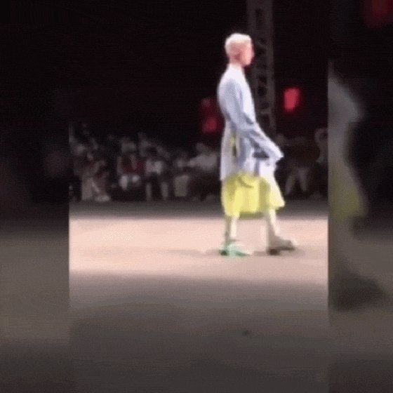 男模走秀踩鞋身亡是怎么回事:详情画面曝光令人惋惜