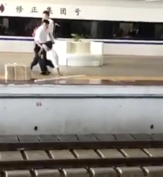 男子进错站台竟横穿铁轨后结果如何?