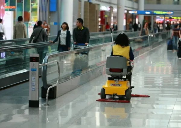 欠数千万老赖冒充军人乘飞机,这种行为违法吗?