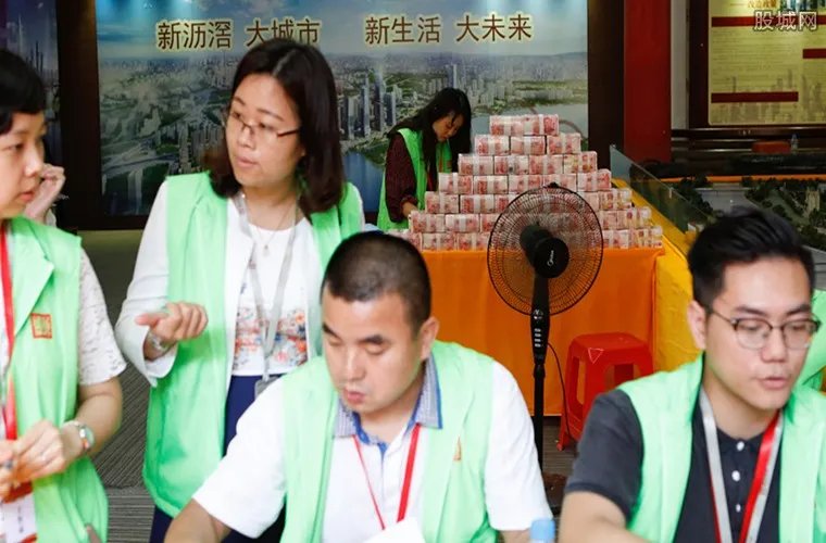 1200万现金堆墙 用于奖励村民们改造房屋每人2万