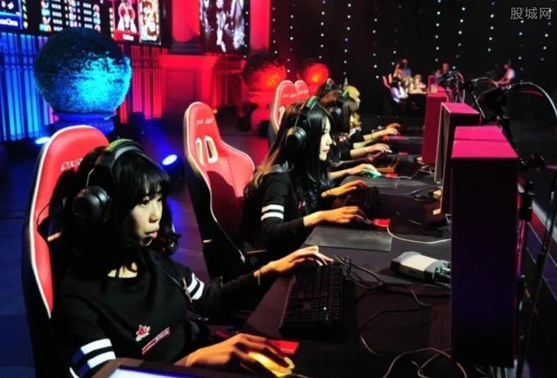 网游陪练成流行职业 动动鼠标月入过万