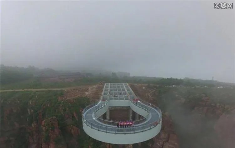 中原第一玻璃廊桥 花费三千万成为河南新吸金手段