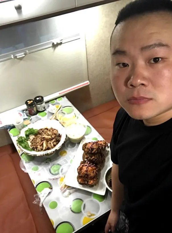 岳云鹏发的辣眼自拍是什么样的？