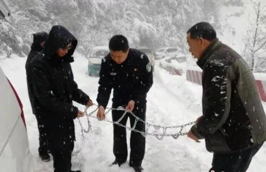云南怒江突降大雪 3小时救援被困的147人