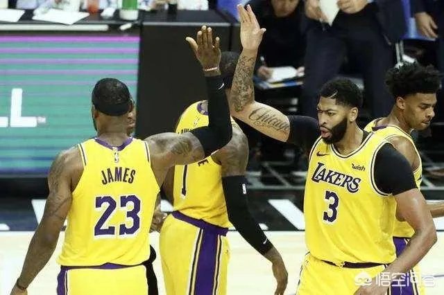 湖人10连胜被终结之后,东契奇主动走向湖人替补席,老詹却转身就走,你怎么看?