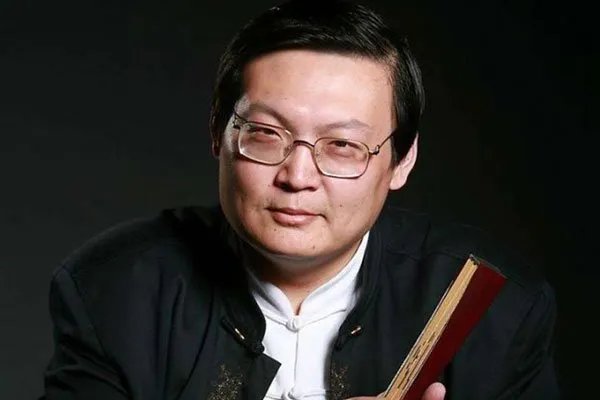 梁宏达说了什么错话 老油条也有马失前蹄的时候