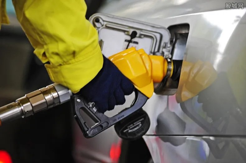 国内成品油价格下调加一箱少花9元 迎来年内首跌!