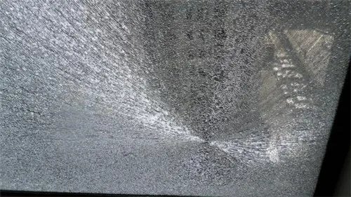 小区玻璃自爆物业赔吗