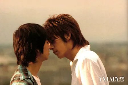 鹿晗和世勋接吻图片曝光引网友热议盘点5对当众激吻的男星