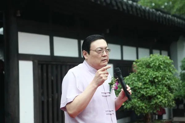 梁宏达说了什么错话 老油条也有马失前蹄的时候