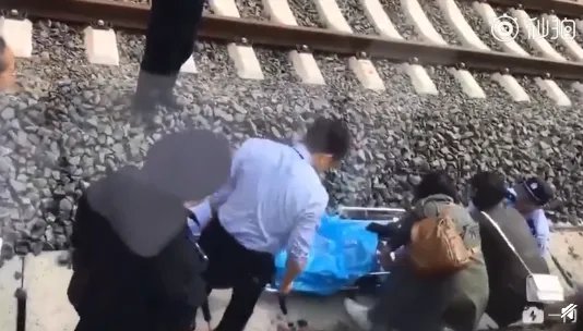 16岁少女遭动车压怎么回事 少女为什么会掉下站台被动车碾压