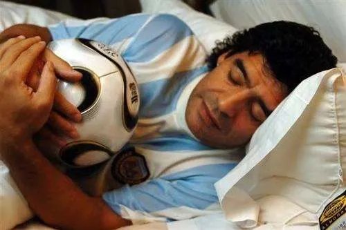 马拉多纳下葬，他的遗体会被葬在哪里？