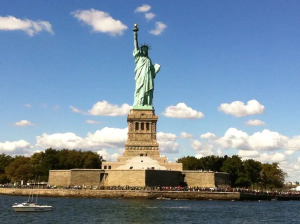 美国新冠肺炎超566万例,为何美国疫情控制不住?