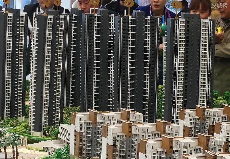 百万富翁排队抢房 购房条件严苛场面依然火爆