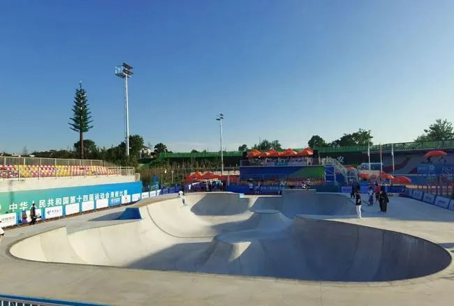 9岁女孩参加全运会滑板项目：年龄差达20岁