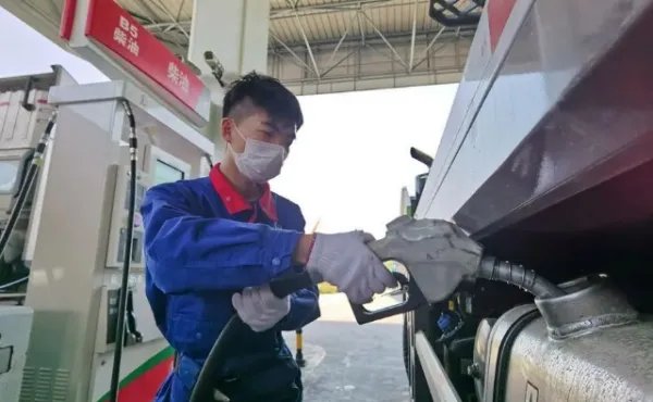 油价下调!加满一箱油少花14元,短期内油价还会下跌吗