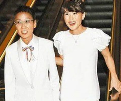 赵式芝与杨如芯越闹越痴缠 当街亲吻脸颊