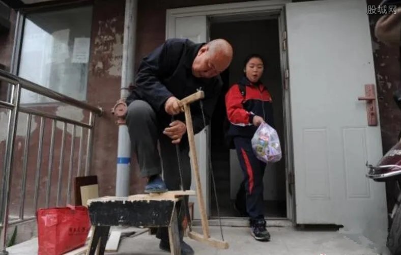 大爷制作共享板凳 大多被居民搬回家中据为己有