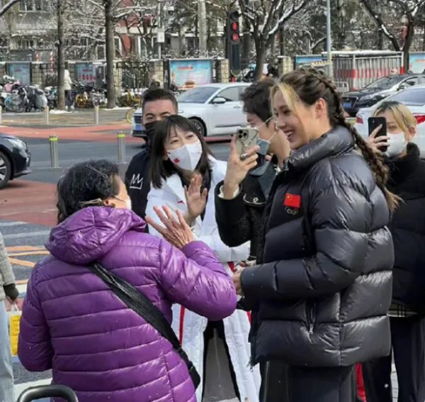 谷爱凌在三里屯参加活动生图释出，她在平时生活中是什么样的？