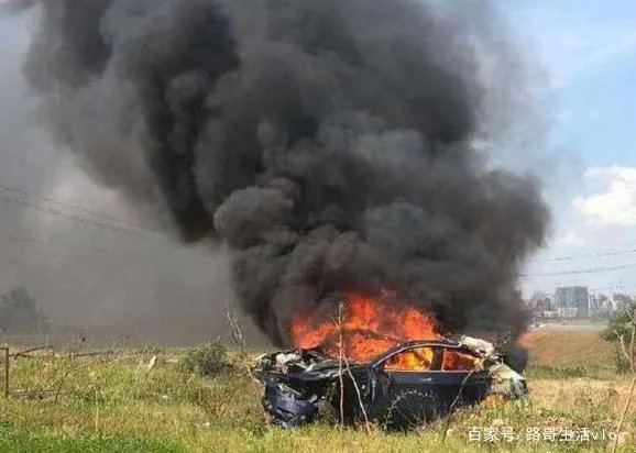 脚离踏板后仍加速，特斯拉回应称这是一段下坡路，对此你怎么看？