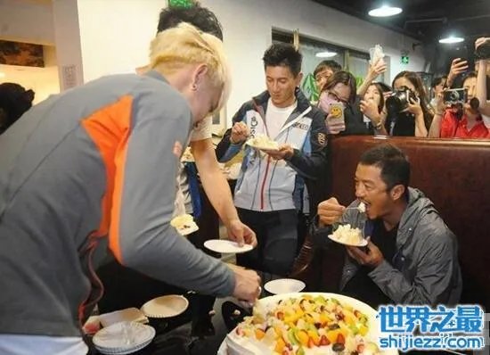 黄子韬庆生自称太子，排场大各种前辈捧场如大牌 