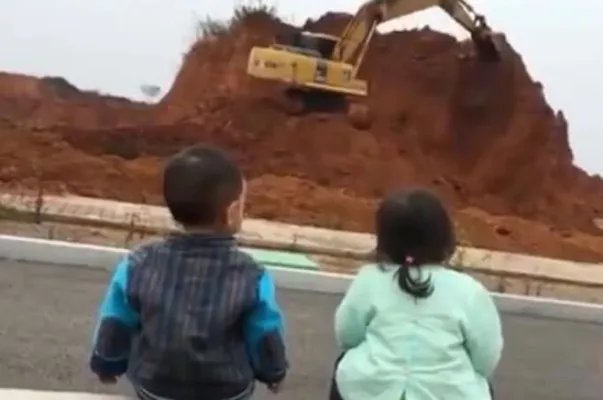 萌娃自带小板凳监工挖掘机 小孩为什么喜欢挖掘机