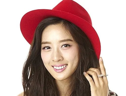 韩国女星李清娥整容 承认与李基宇在相恋