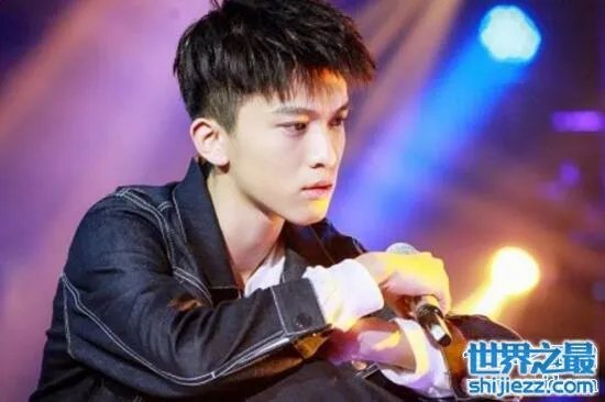 陈小春儿子正面照曝光，可爱帅气的Jasper吸粉无数 