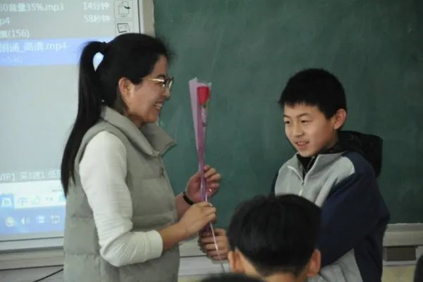 网曝90后小学教师两个月升副校长,此事具体是怎么回事?