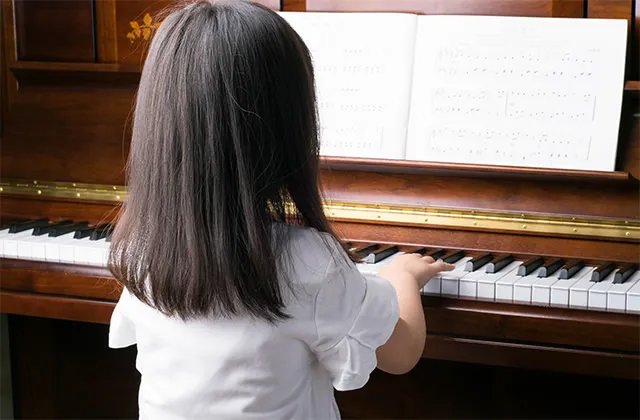 钢琴培训班学费多少钱一个月 钢琴培训班怎么收费