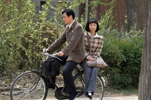 《人是铁饭是钢》全集百度影音在线观看哪里有完整版啊？