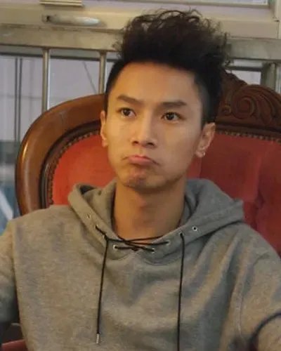 分享喜爱夜蒲陈柏宇发型图片 亲身示范帅气短发