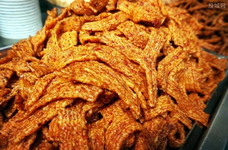 卫龙辣条吃出虫子 有图有真相虫子发胖好恶心