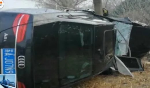 私家车侧翻公交驾驶员撬天窗救人