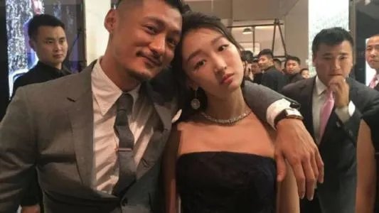 周冬雨余文乐什么关系分手了吗 余文乐对周冬雨各种摸真的假的