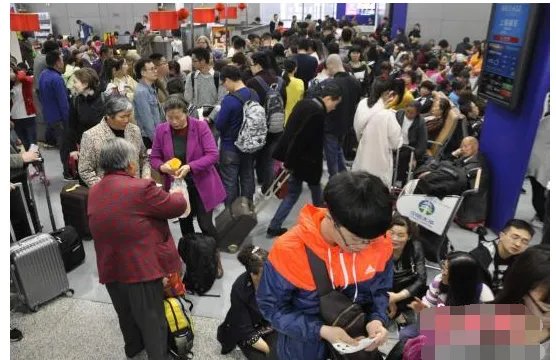 成都机场遭遇雷暴天气带来什么影响？