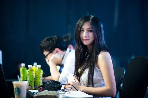 LOL美女小苍MM生活工作写真照集 秀女仆装