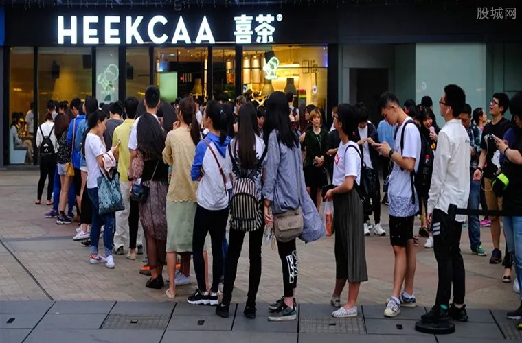 奈雪怼喜茶抄袭 反映茶饮市场同质化现象严重