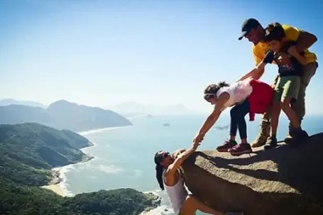 多人悬崖边踩巨石用力摇晃，看得人腿肚子都软了！是否有突发意外的风险？