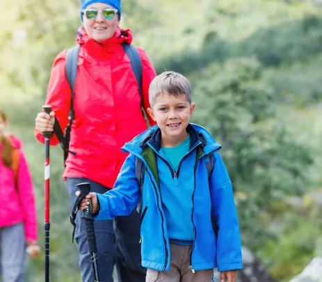 11岁男孩徒步2700公里跨国见奶奶，这是种什么感情？